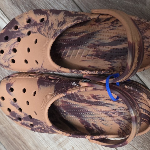 NWOT Men\'s Size 12Med Marbled Brown Colored Crocs.
